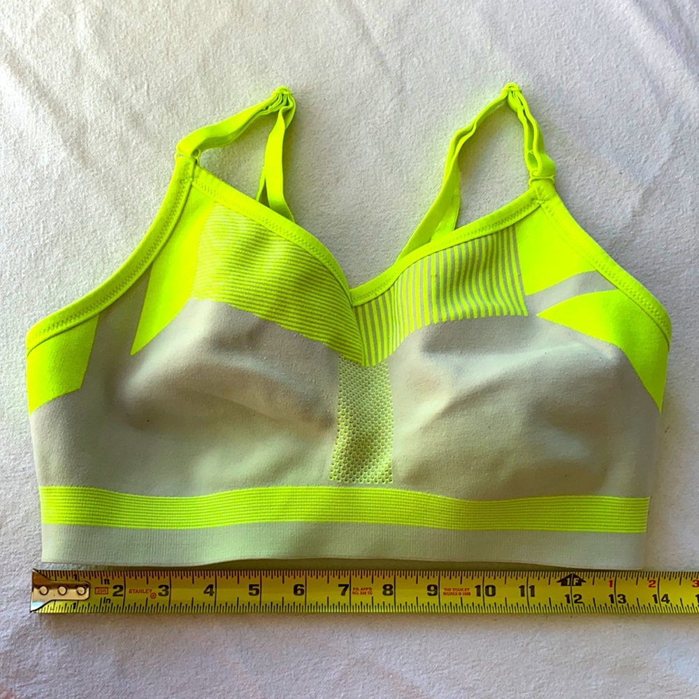 Nike sports bra. Nearly new!